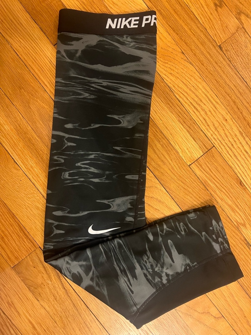 Nike Pro Women’s Dri-FIT Mid-Rise Cropped Leggings - Medium